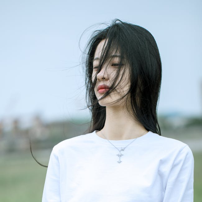 一束柔光落在两枚并置的银质天平砝码上，一枚刻着‘你’，一枚刻着‘我’，中间悬着未落定的横梁