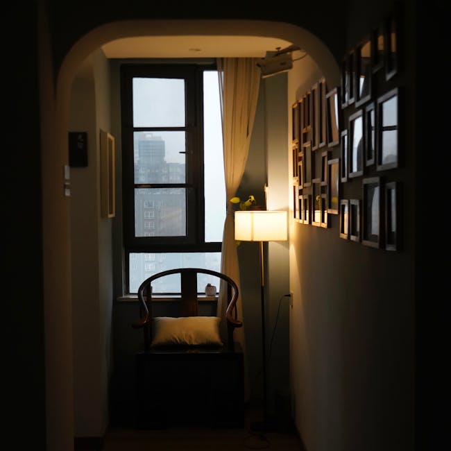 窗台一角，一本摊开的笔记本写着‘我允许自己不完美地平衡’，旁边放着干花与一枚小小的黄铜天平